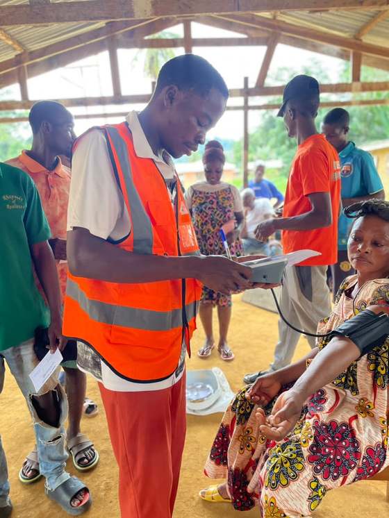 Enregistrement d’une bénéficiaire sur le terrain